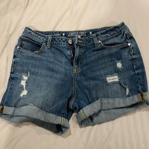 Jennifer Lopez shorts/boyfriend style. Size 8